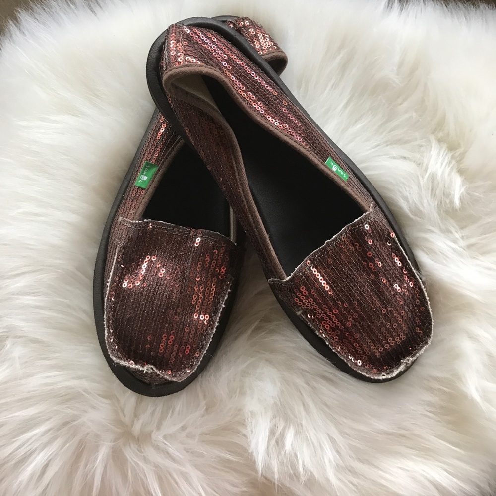 Sanuk yoga mat copper metallic Sequin slip on sz 8